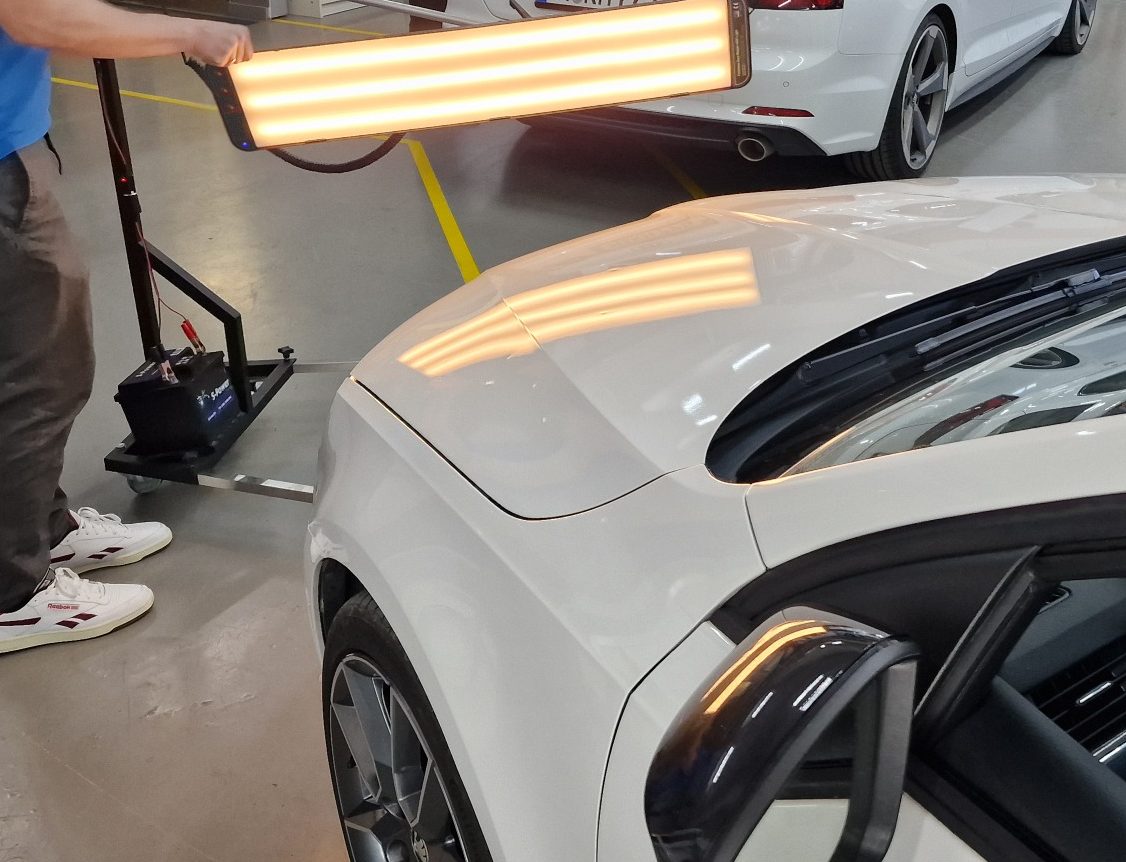 Professionelle Dellenlampe zur Hagelschadenanalyse